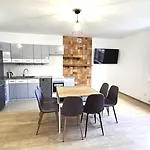 Kompleks Domkow Na Mazurach Dla Grupy 18 Osobowej *